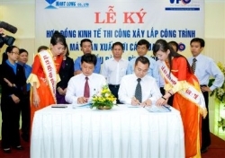 The signing ceremony of the contract package fabrication, installation, erection phase 1 Optical fiber plant project Vietnam